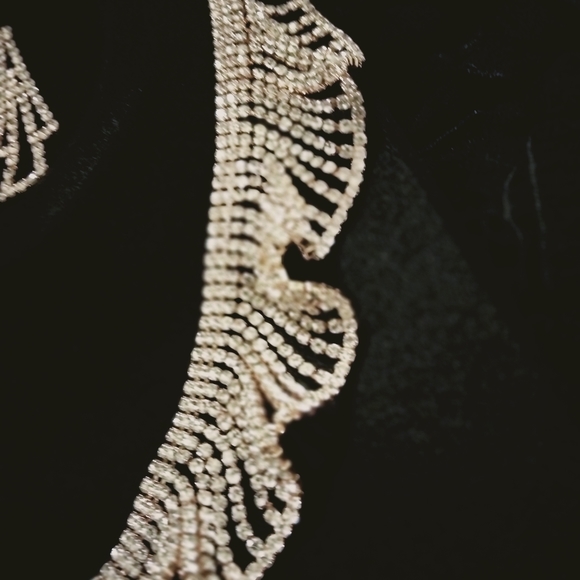 Ruffled Rhinestone Necklace and Earring Set - Picture 4 of 5